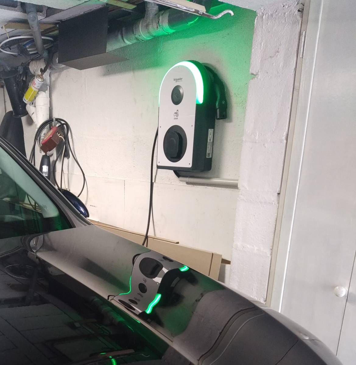 Installation d'une borne de recharge Schneider pour un véhicule électrique chez un particulier à Mantes-la-Jolie (78)